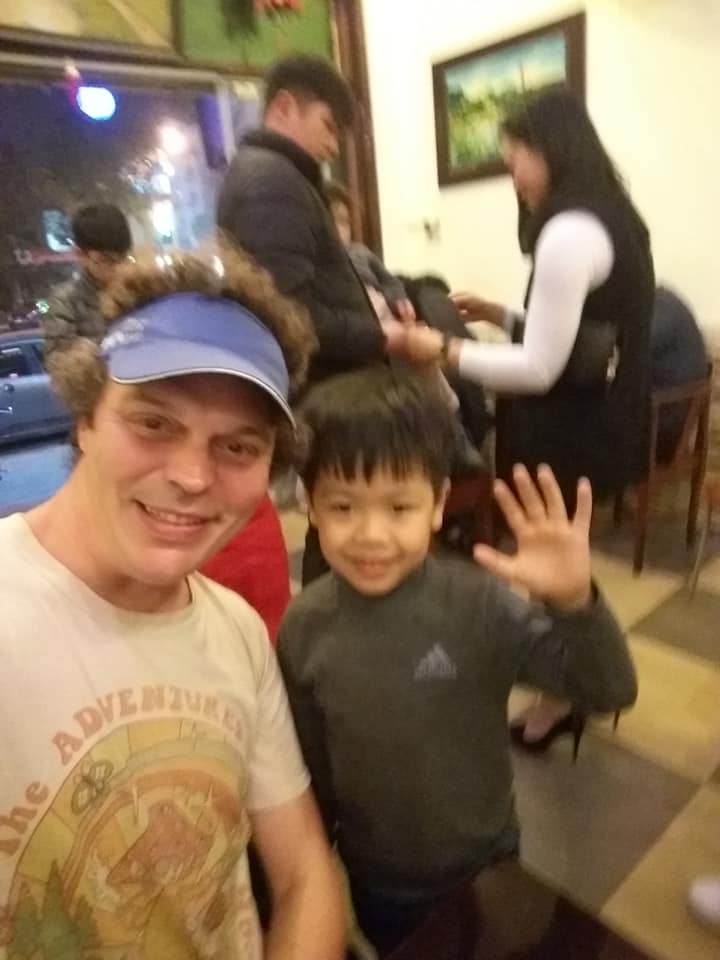 I make a new friend in Trung Nguyen restaurant.