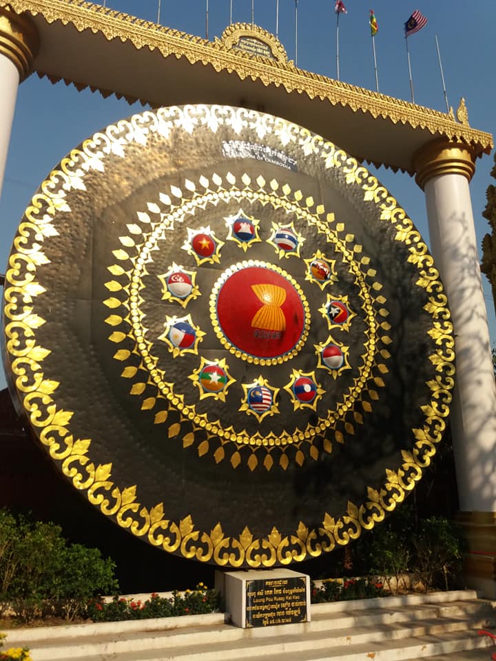 Huge gong at Wat Ounalom.